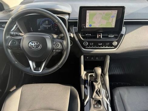 Used 2023 Toyota Corolla Cross XLE AWD/4WD image 3