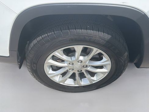 Used 2019 Jeep Cherokee Latitude w/ Popular Appearance Group AWD/4WD image 35