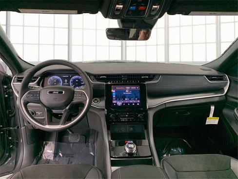 Used 2025 Jeep Grand Cherokee L Altitude image 13