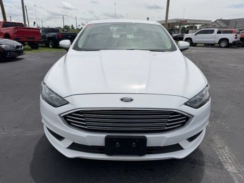 Used 2018 Ford Fusion SE FWD image 2
