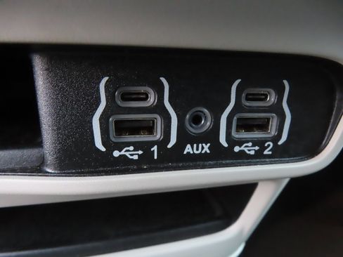 Certified 2024 Chrysler Pacifica Touring-L image 10