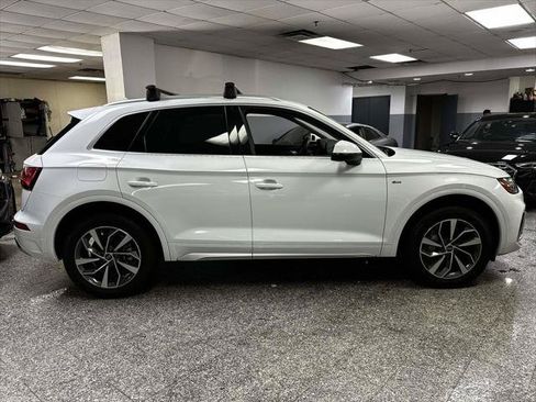 Used 2024 Audi Q5 2.0T Premium w/ Convenience Package AWD/4WD image 2