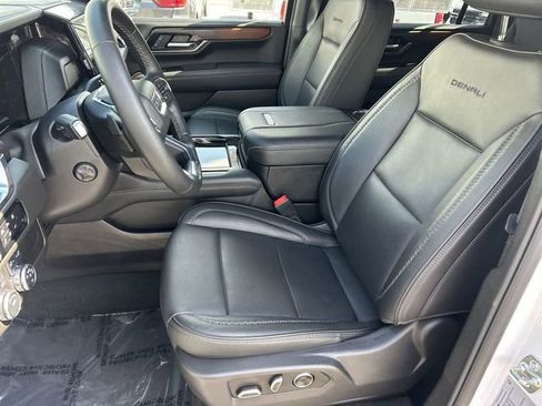 Used 2025 GMC Yukon XL Denali AWD/4WD image 19