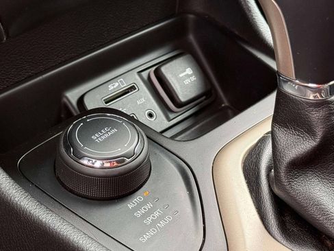 Used 2014 Jeep Cherokee Limited AWD/4WD image 23