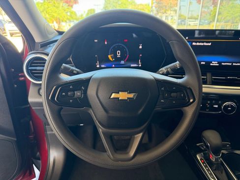 Used 2025 Chevrolet Trax LT FWD image 27