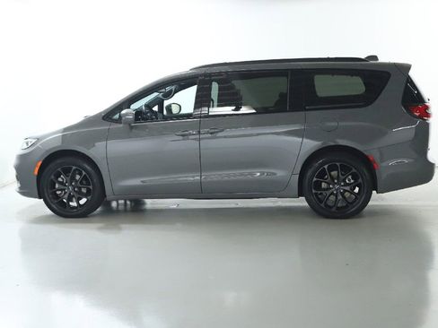 Used 2021 Chrysler Pacifica Touring-L w/ Uconnect Theater Family Group image 39
