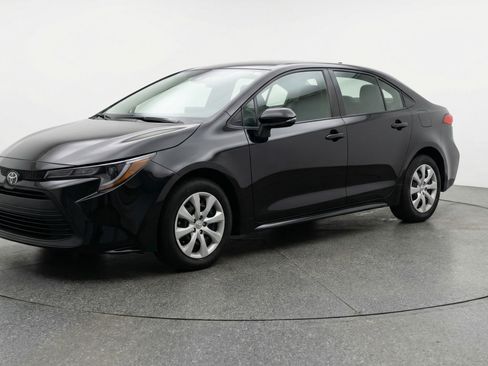 Used 2025 Toyota Corolla LE image 3