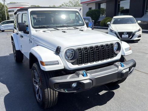 Used 2024 Jeep Wrangler Unlimited w/ Convenience Group AWD/4WD image 5