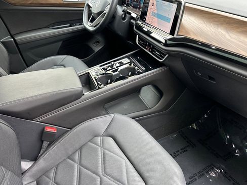 Used 2025 Volkswagen Atlas SE w/ Panoramic Sunroof Package image 16