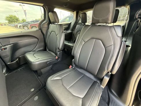 New 2025 Chrysler Pacifica Select FWD image 12