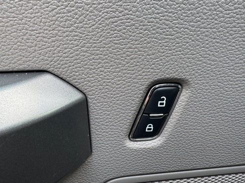 Used 2015 Ford F150 XLT image 12