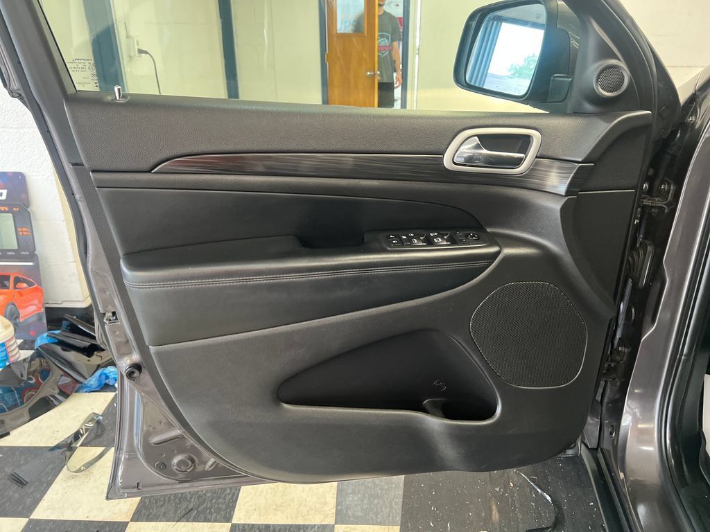 Used 2021 Jeep Grand Cherokee Laredo AWD/4WD image 38