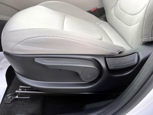 Certified 2025 Hyundai Tucson SE image 18