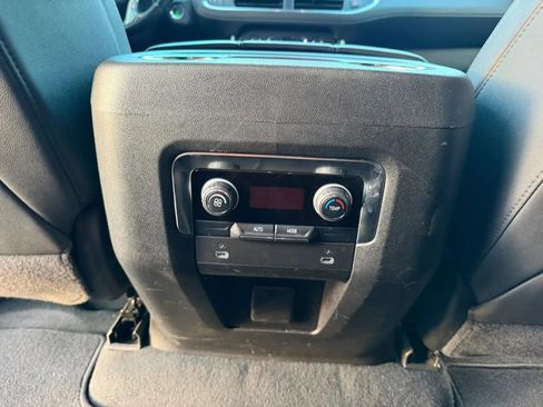 Used 2024 Chevrolet Suburban LT RWD image 14
