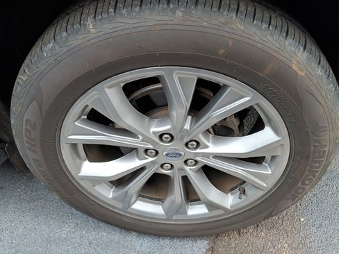 Used 2021 Ford Explorer XLT w/ Equipment Group 202A image 6