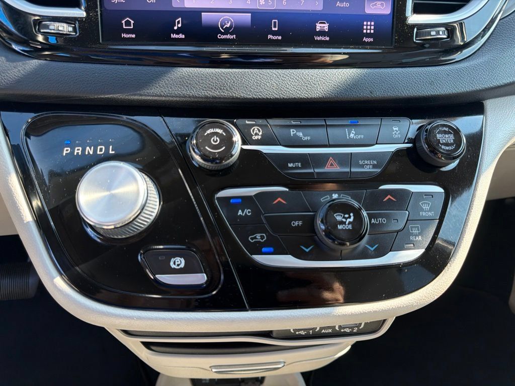 Used 2021 Chrysler Pacifica Touring-L FWD image 30