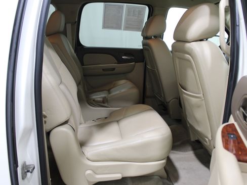 Used 2011 Chevrolet Suburban LTZ image 24