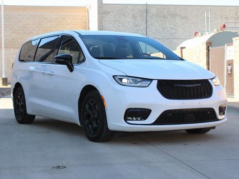 Used 2024 Chrysler Pacifica Limited image 2