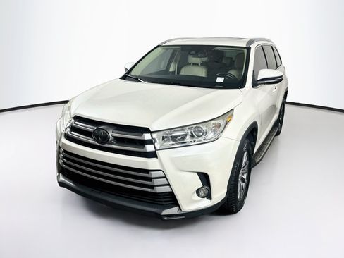 Used 2019 Toyota Highlander XLE FWD image 3