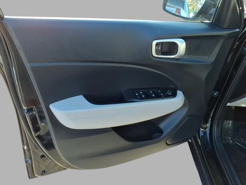 Used 2022 Hyundai Venue SEL image 11