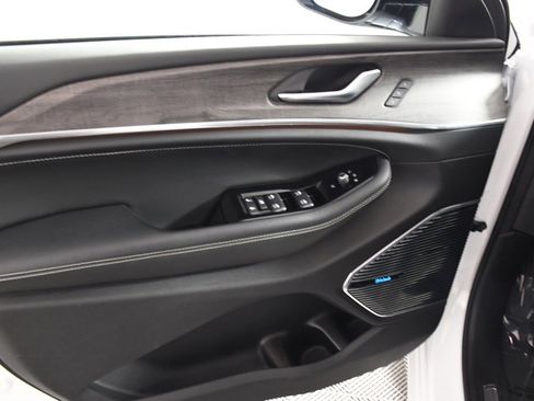 Used 2023 Jeep Grand Cherokee Overland image 14