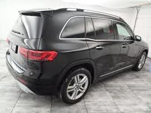 Used 2023 Mercedes-Benz GLB 250 4MATIC w/ Premium Package image 5