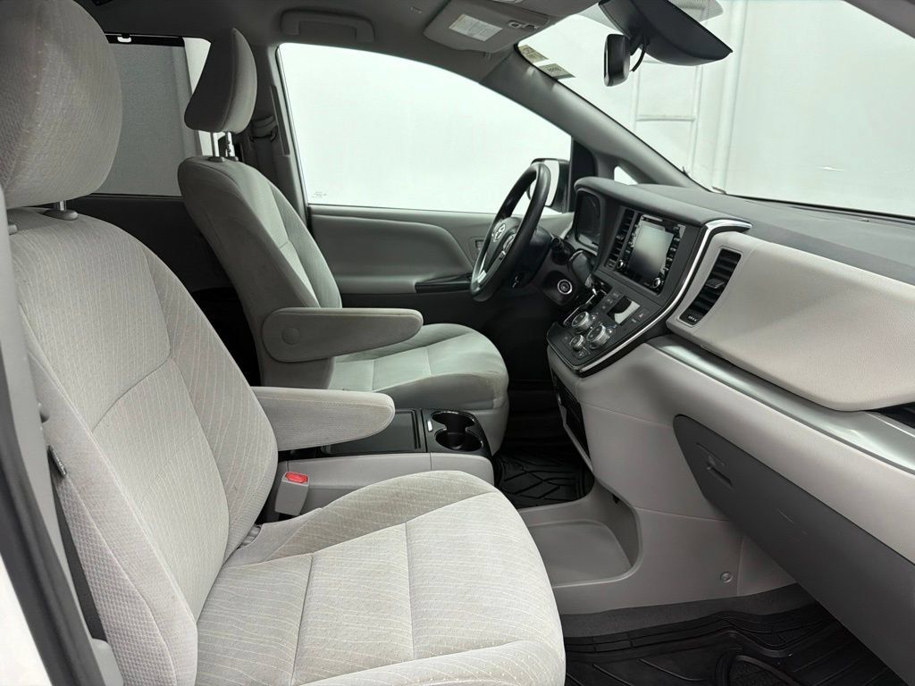 Used 2019 Toyota Sienna LE FWD image 31