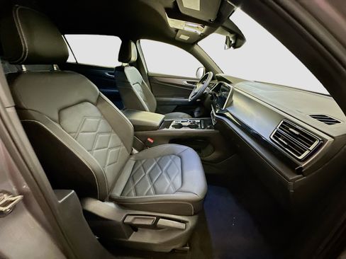 Used 2025 Volkswagen Atlas Cross Sport SE image 33