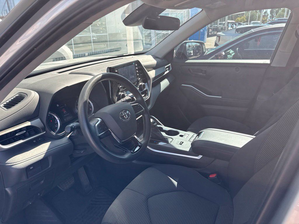 Used 2020 Toyota Highlander L FWD image 6