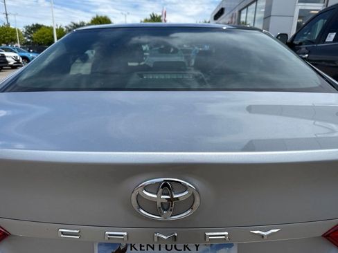 Used 2018 Toyota Camry XLE FWD image 3