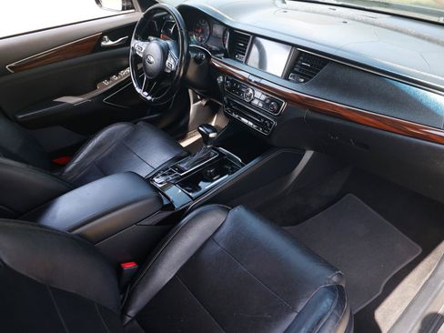 Used 2017 Kia Cadenza Premium w/ Luxury Package FWD image 16