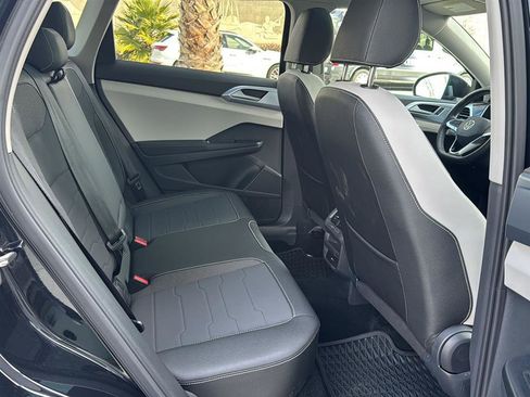 Used 2025 Volkswagen Taos SE w/ Panoramic Sunroof Package image 15