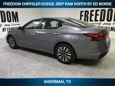 Used 2024 Nissan Altima 2.5 SV image 6