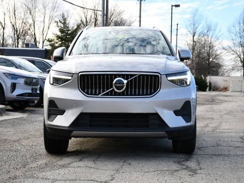 Used 2025 Volvo XC40 B5 Core image 2