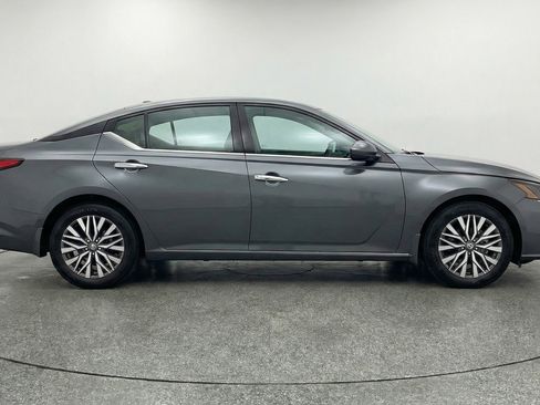 Used 2025 Nissan Altima 2.5 SV FWD image 11