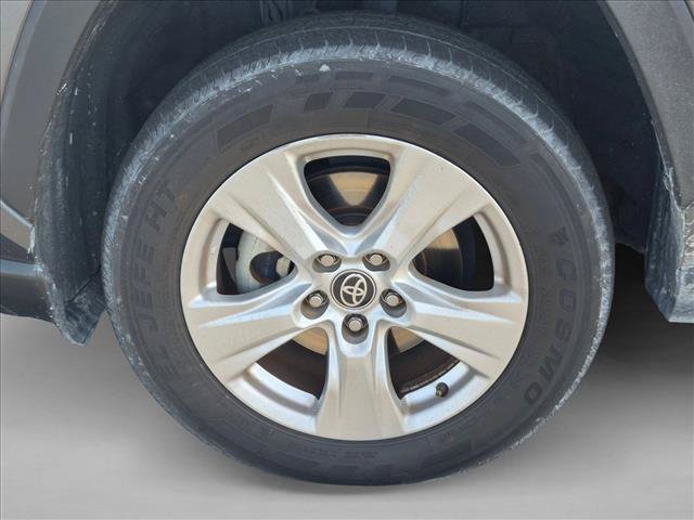 Used 2021 Toyota RAV4 XLE w/ Convenience Package FWD image 10