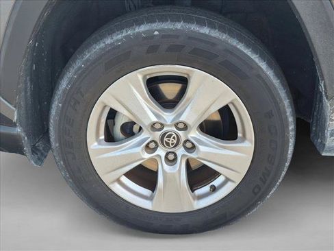 Used 2021 Toyota RAV4 XLE w/ Convenience Package FWD image 10