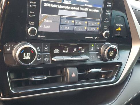 Used 2022 Toyota Highlander XLE AWD/4WD image 22