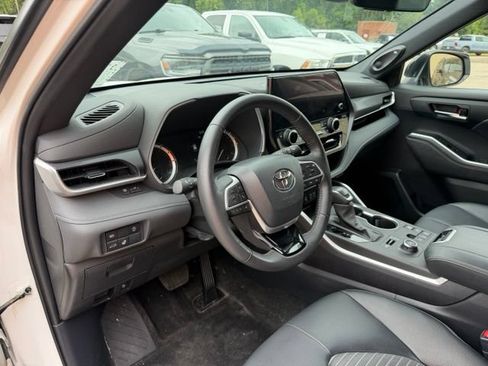 Used 2024 Toyota Highlander XSE AWD/4WD image 8