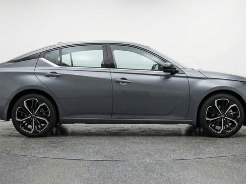 Used 2025 Nissan Altima 2.5 SR FWD image 11