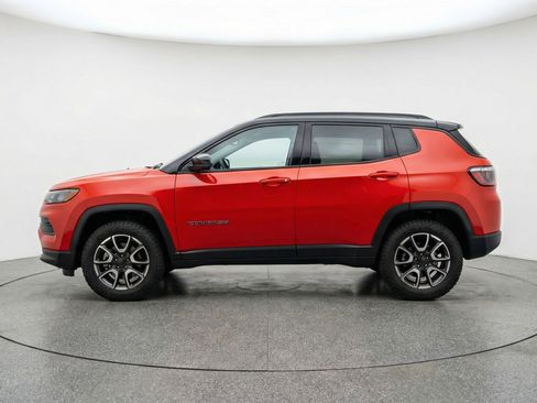 Used 2025 Jeep Compass Trailhawk image 5
