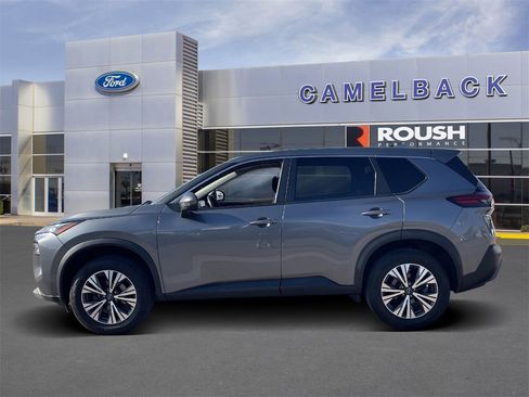 Used 2022 Nissan Rogue SV image 2
