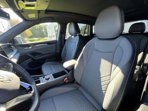 New 2025 Volkswagen Tiguan SE R-Line image 11