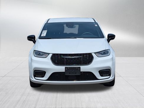 Used 2024 Chrysler Pacifica Limited FWD image 2