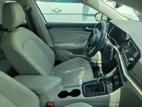 Used 2023 Volkswagen Jetta SE FWD image 3