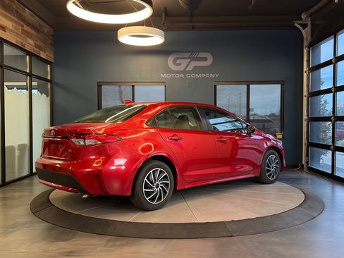 Used 2020 Toyota Corolla LE FWD image 3