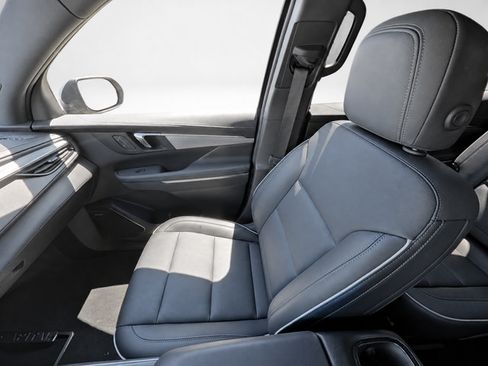 Used 2025 Buick Enclave Preferred FWD image 18