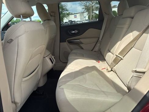 Used 2019 Jeep Cherokee Latitude w/ Popular Appearance Group AWD/4WD image 8