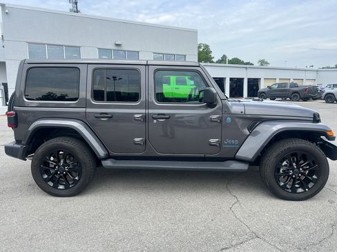 Used 2025 Jeep Wrangler Unlimited Sahara AWD/4WD image 4