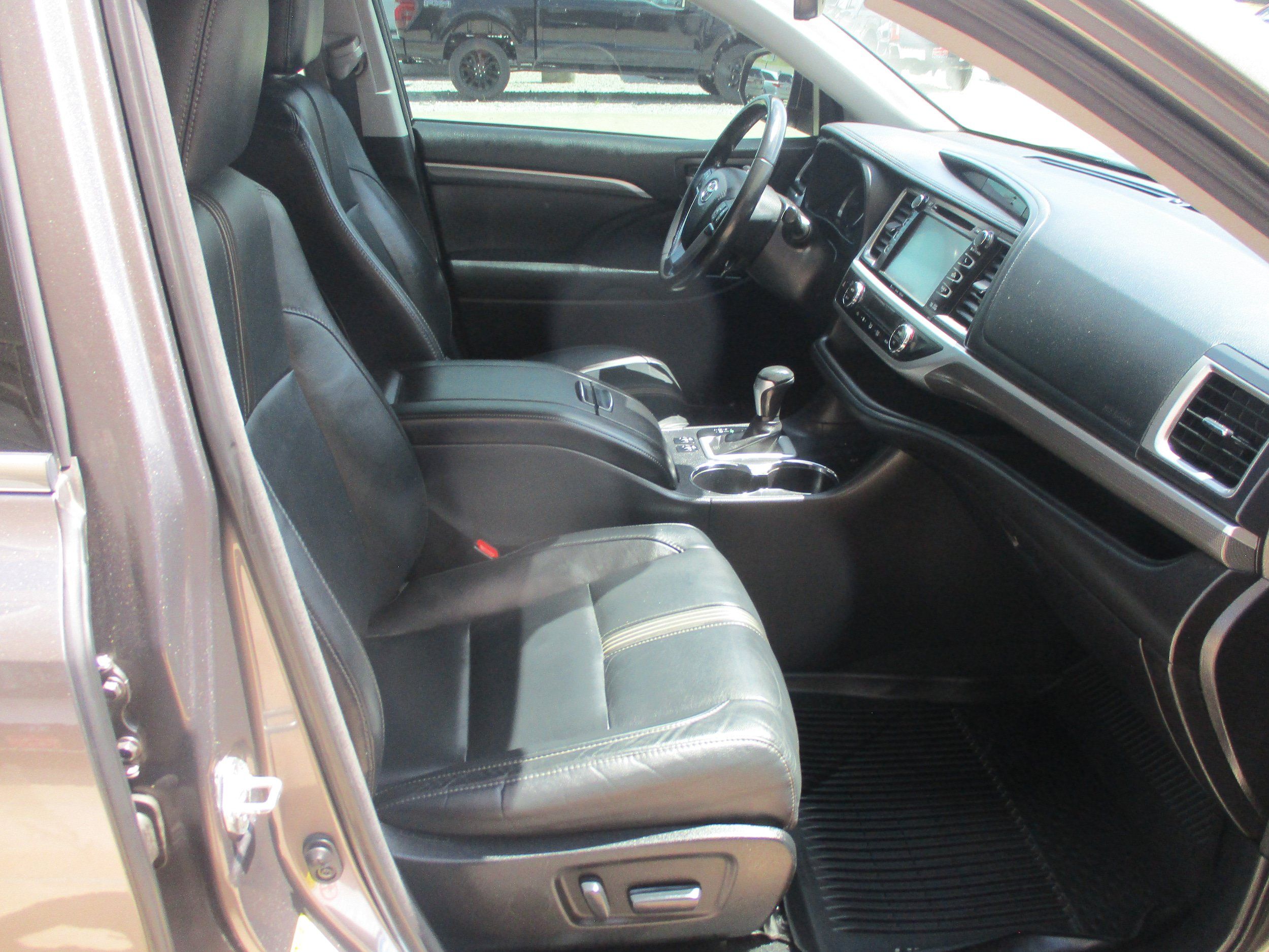 Used 2017 Toyota Highlander SE w/ Carpet Mat Package AWD/4WD image 10